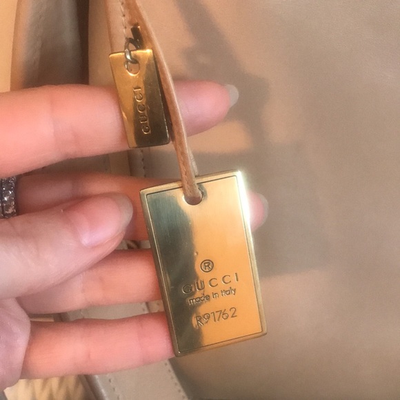 Authentic Gucci leather bag. Beige with gold hardware. - Picture 4 of 17
